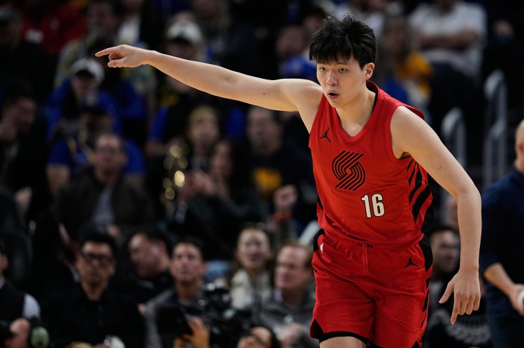 BOB半岛体育平台-防守威慑力！杨瀚森篮下补防造成对手传球失误